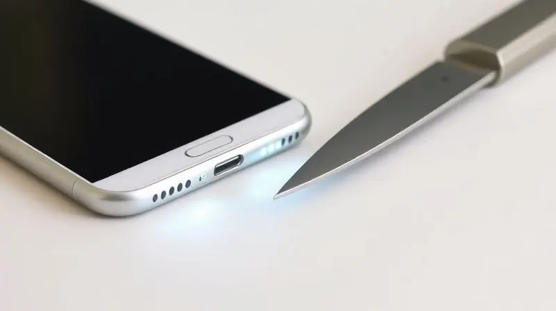 Imagem conceitual sobre os cuidados ao limpar eletrônicos, mostrando um celular protegido de objetos pontiagudos que podem causar danos.